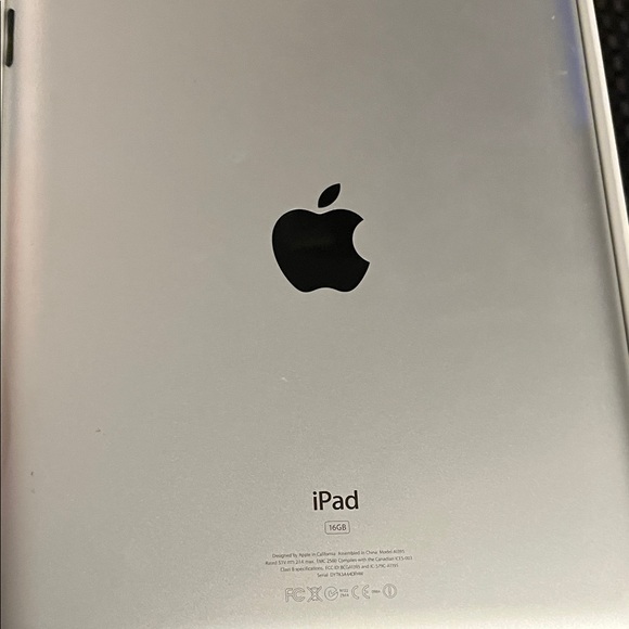 Apple iPad 2 16GB - Sleek Silver Finish/used - Picture 1 of 5